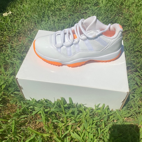 Jordan Shoes - CITRUS LOW JORDAN 11 !!